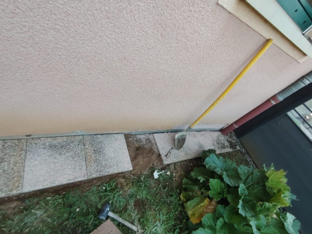 Chantier Cattenom. Clients Courtebray. Chantier d'amélioration côté façade en brique de parement avec réparation des dalles.