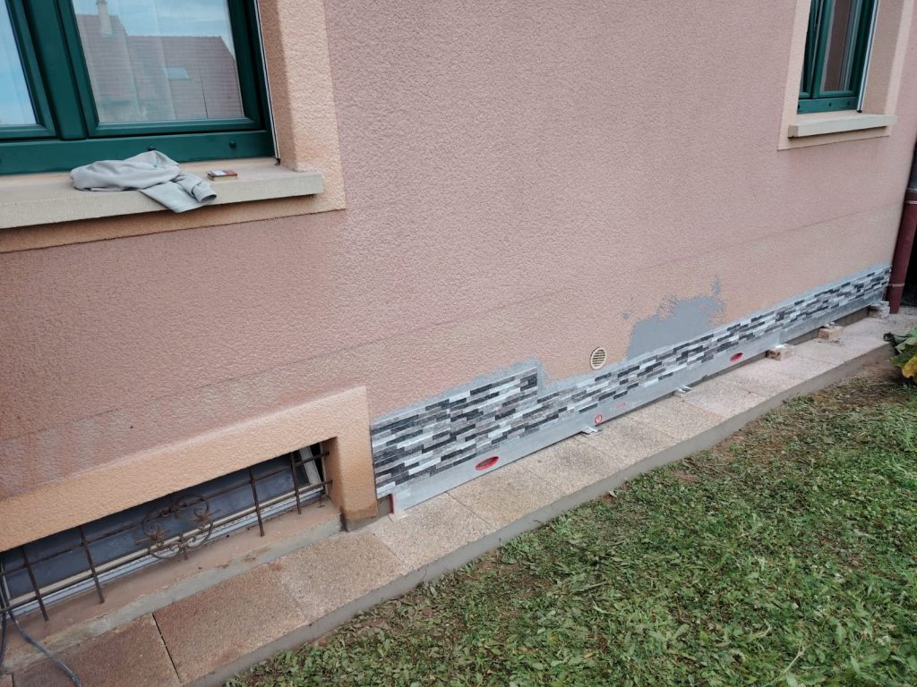 Chantier Cattenom. Clients Courtebray. Chantier d'amélioration côté façade en brique de parement avec réparation des dalles.