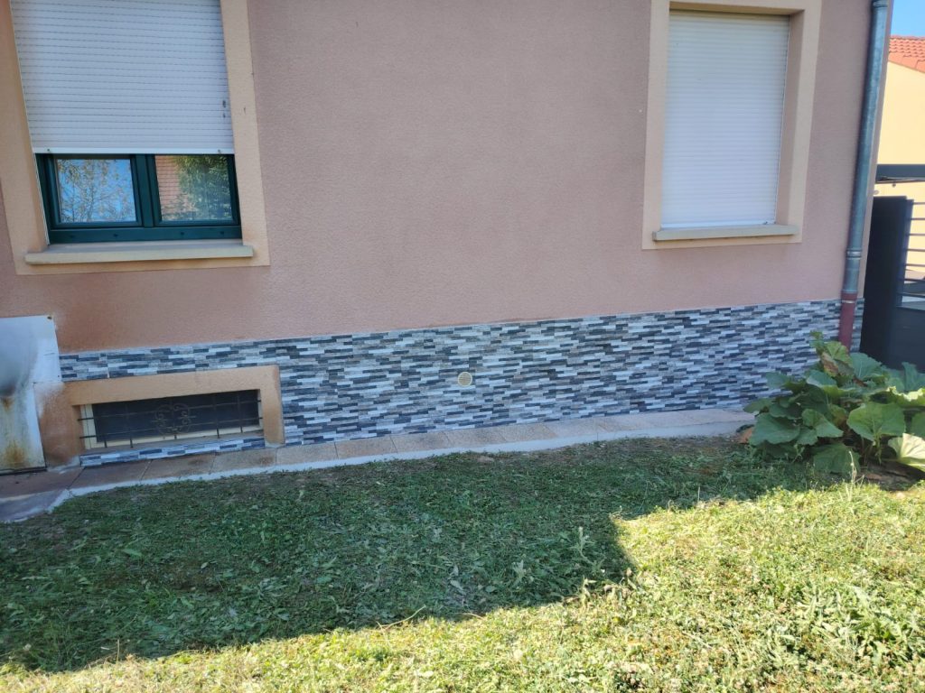 Chantier Cattenom. Clients Courtebray. Chantier d'amélioration côté façade en brique de parement avec réparation des dalles.