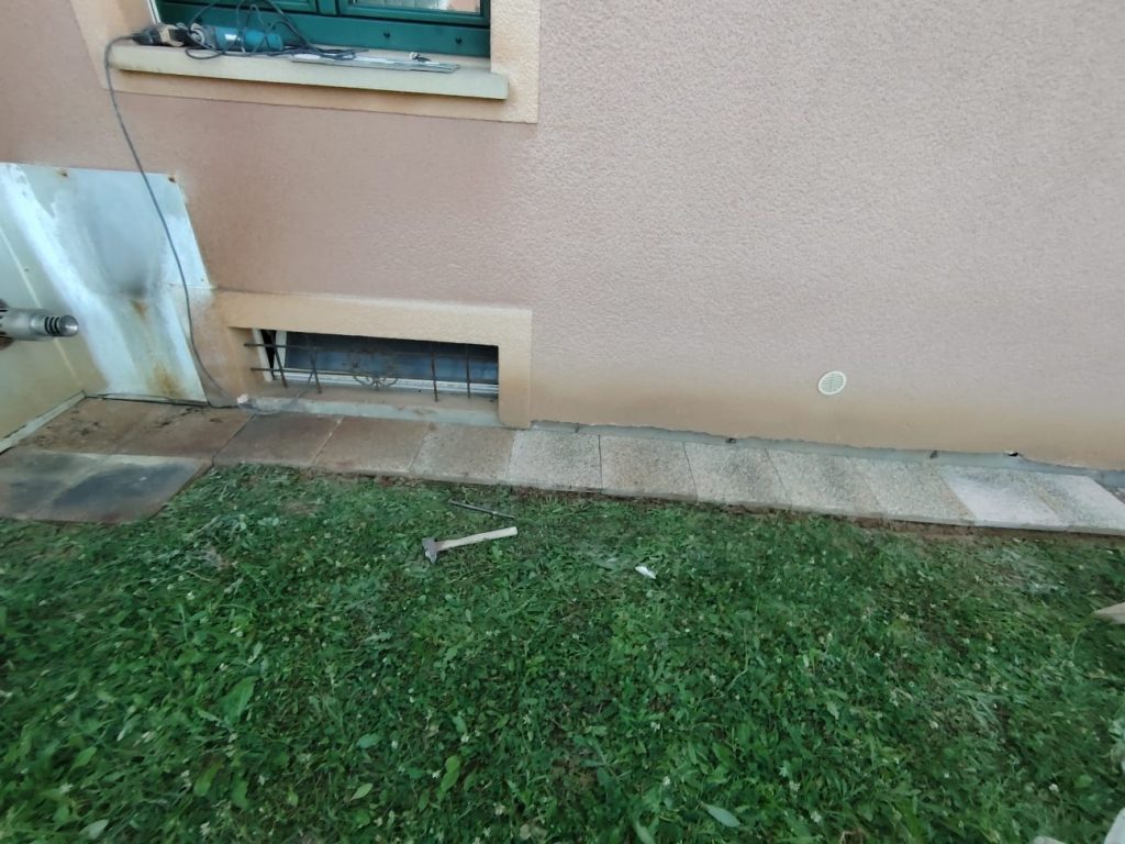 Chantier Cattenom. Clients Courtebray. Chantier d'amélioration côté façade en brique de parement avec réparation des dalles.