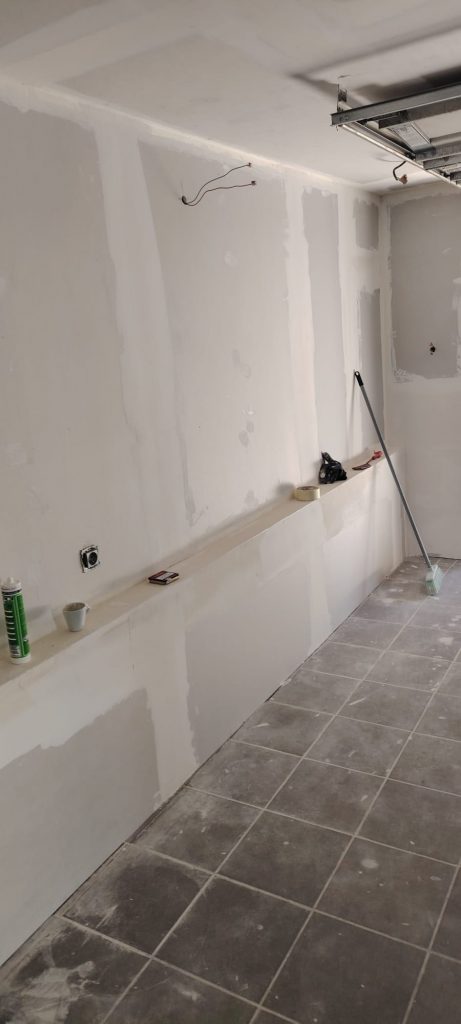 Ici à Basse-Rentgen j'ai récupéré la catastrophe. Des infiltrations dans le garage par la terrasse. Résultat j'ai refait l'étanchéité et reposer du carrelage sur la terrasse et les escaliers mais j'ai aussi réalisé l'isolation et les plâtres dans le garage.